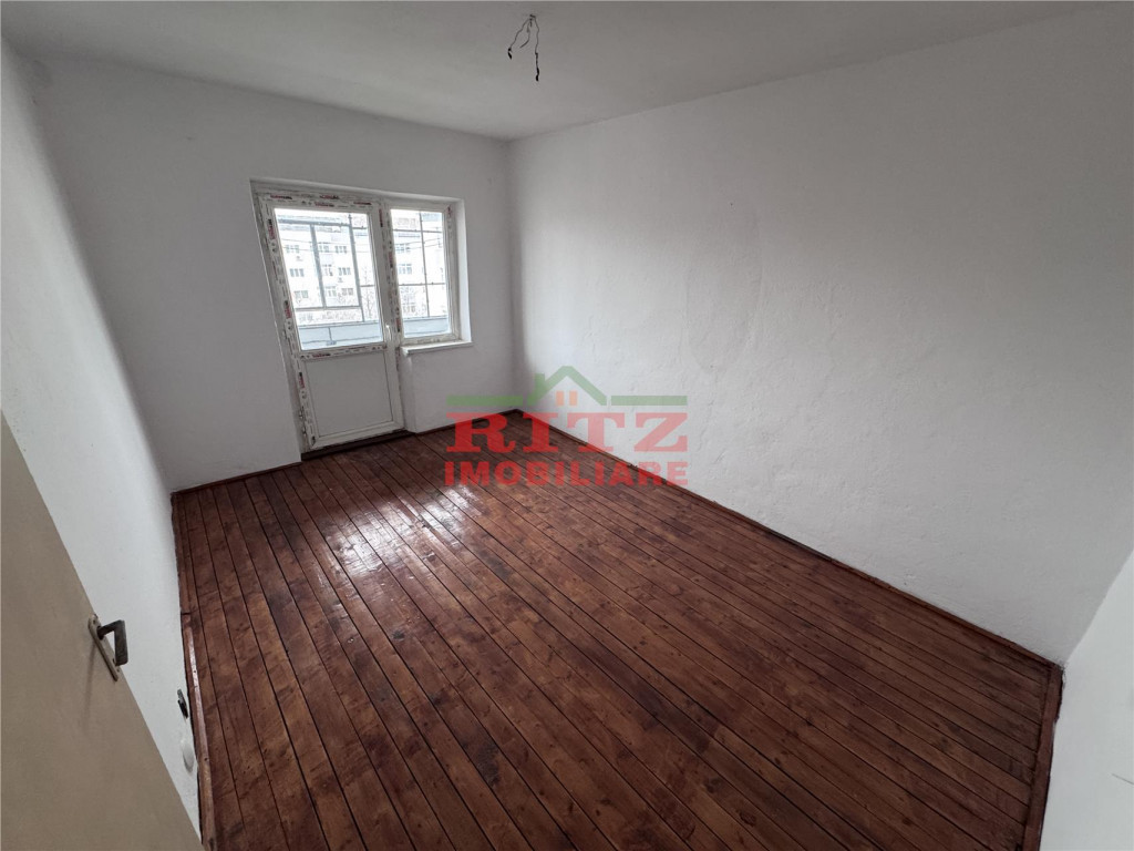 Nou! Ap. 3 cam., semidecom., S=70 mp, 2 balcoane, Zona Palat