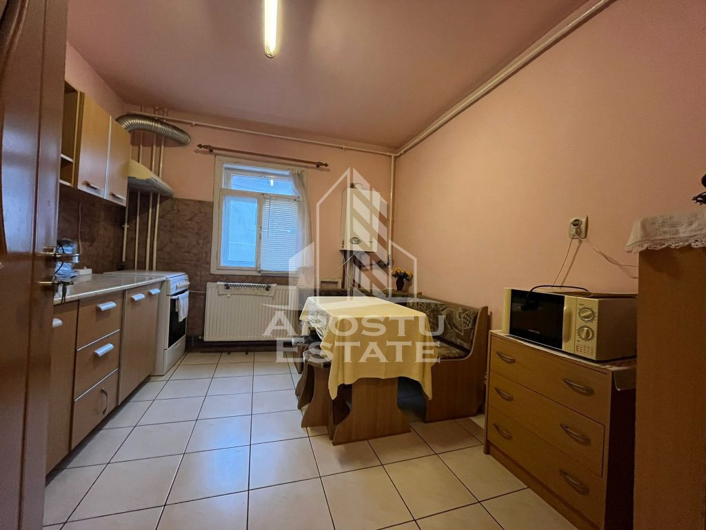 Apartament cu 3 camere, 2 bai, decomandat,etaj intermediar