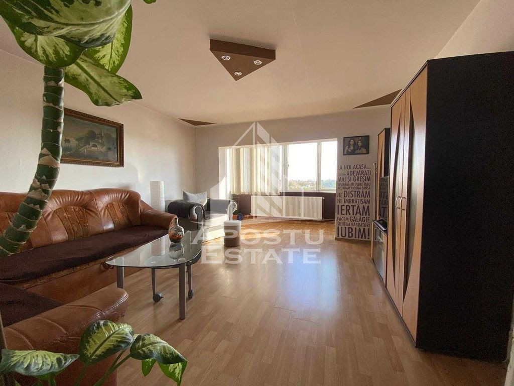 Apartament cu 3 camere, decomandat, centrala proprie
