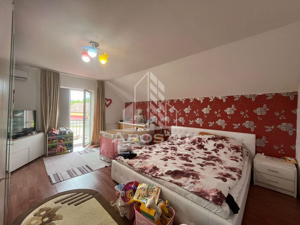 Jumatate de duplex cu 4 camere si 2 bai, decomandat situa...