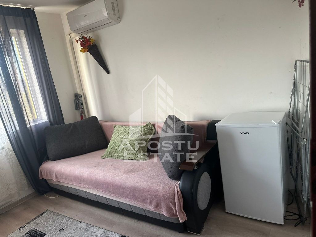 Garsoniera in zona UMT, etaj intermediar, ideal pentru in...
