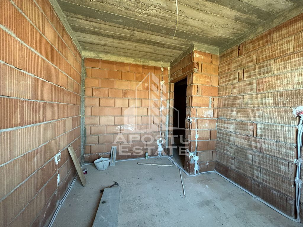 Duplex cu 5 camere, despartit prin camera tehnica, in Cal...