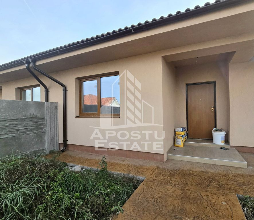 Jumatate de duplex pe parter cu 3 camere, 2 bai si terasa...