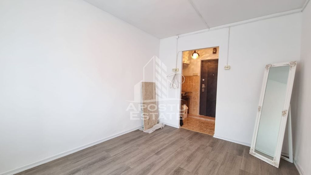 Garsoniera frumos amenajata, bloc de apartamente, zona Li...