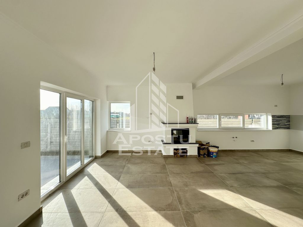 Jumatate de duplex cu 4 camere, teren 325 mp, Becicherecu...