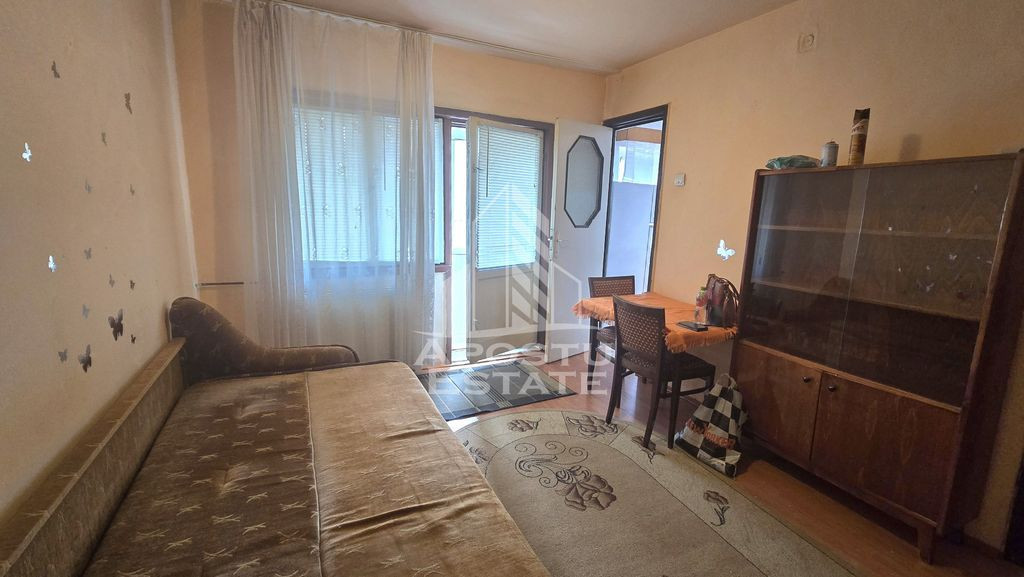 Apartament cu o camera, etaj 2, bloc de apartamente, zona...