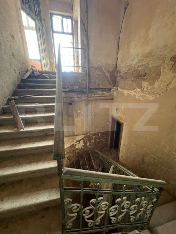Clădire impunătoare ultracentral, 1067 mp utili, teren 611