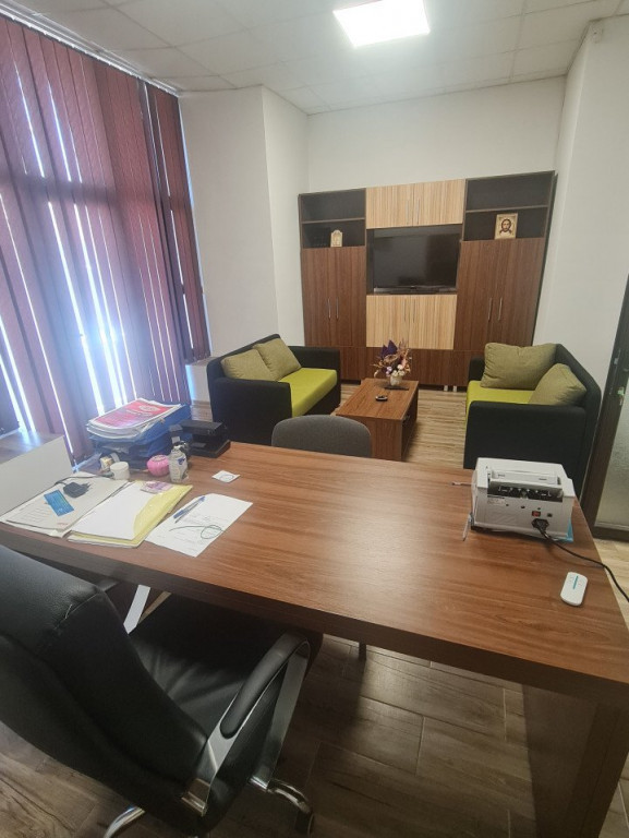 Inchiriere spatiu comercial, 6 incaperi, 133 mp, zona Cornit