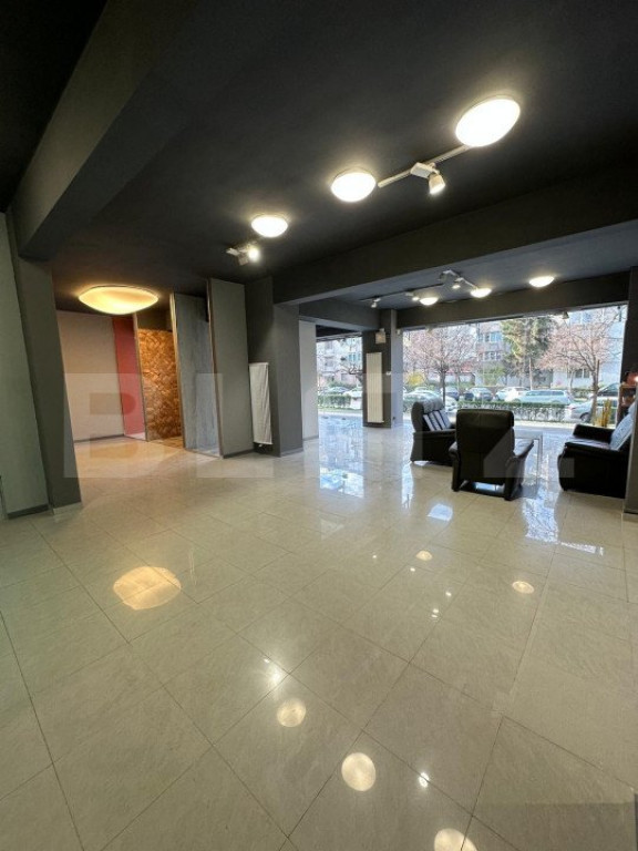 Spatiu cu vitrina generoasa, 4 camere, 170 mp, zona buna cu