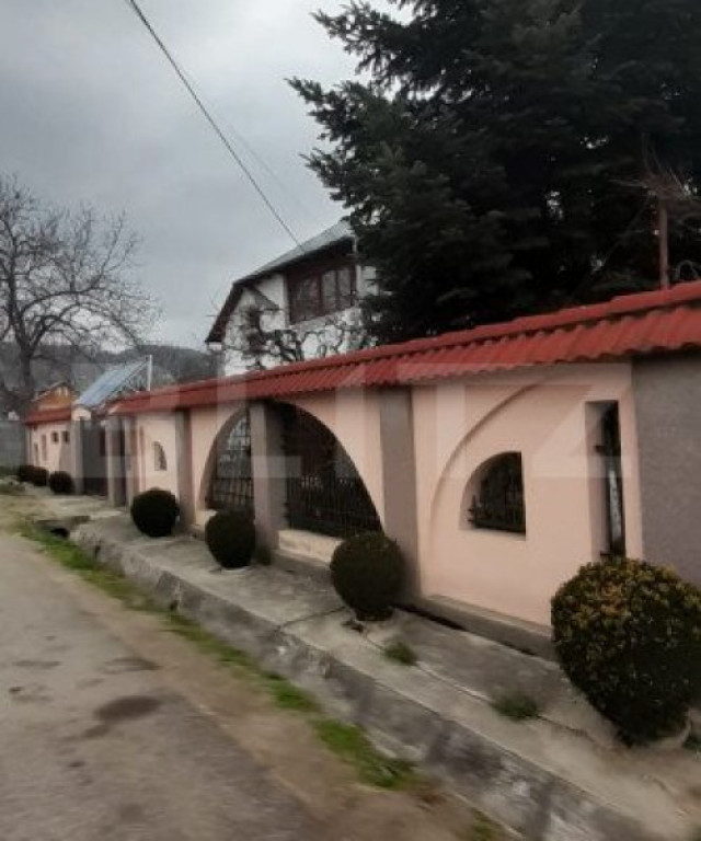 Casa modernă, cu livadă, foișor și garaj, Pucioasa, Dambovita