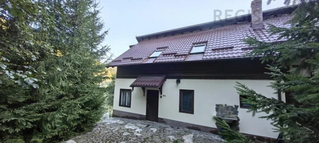 Proprietate cu 2 corpuri de casa ideala pentru circuit turis