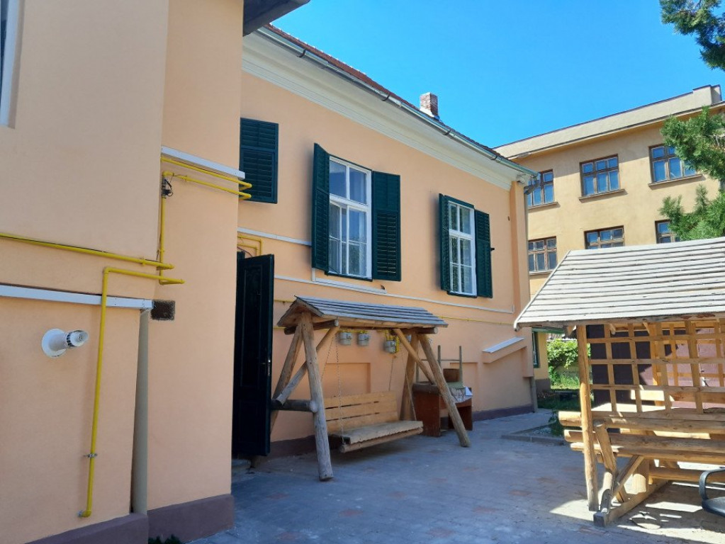 Apartament la casa, 2 camere, semidecomandat, ultracentral