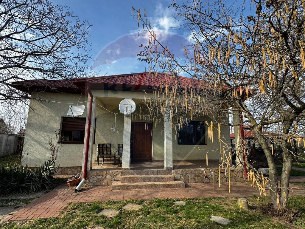 Casă de vânzare cu livadă și piscină – Giurgiu