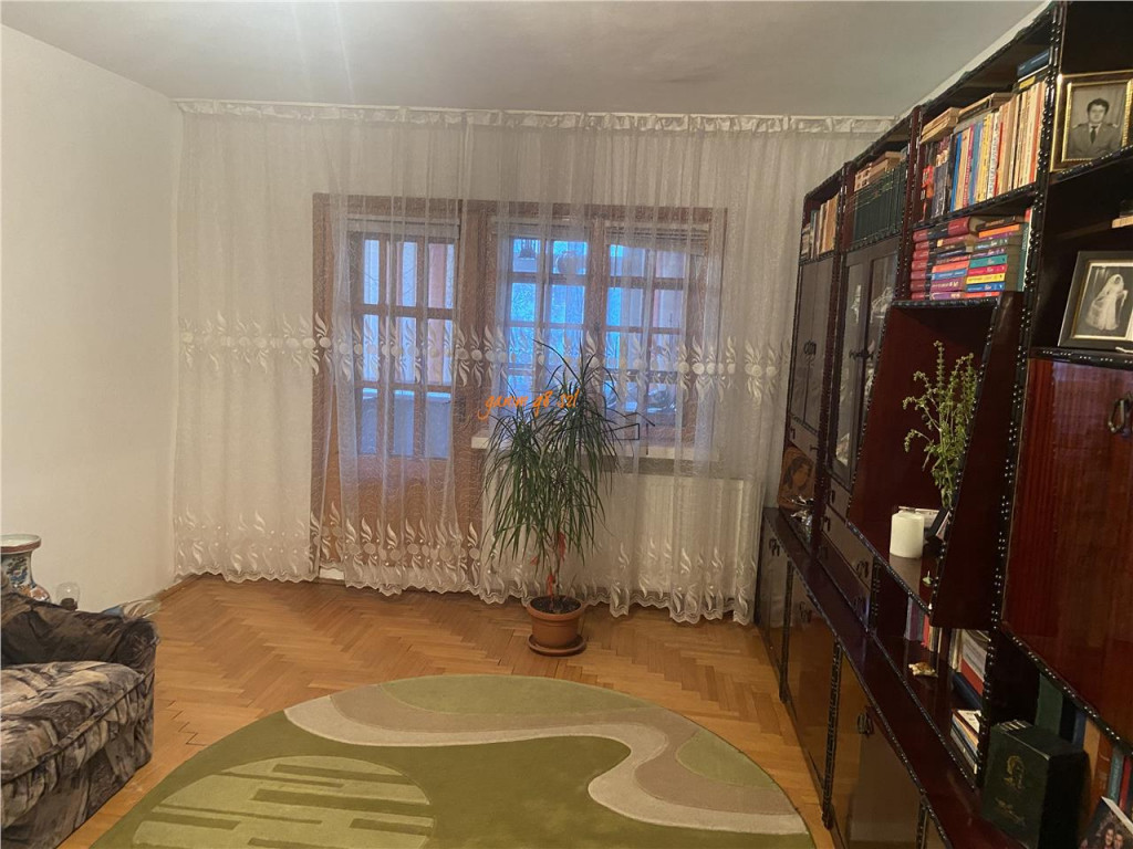 Apartament 3 camere , zona Liceul Economic - B-dul Garii, de