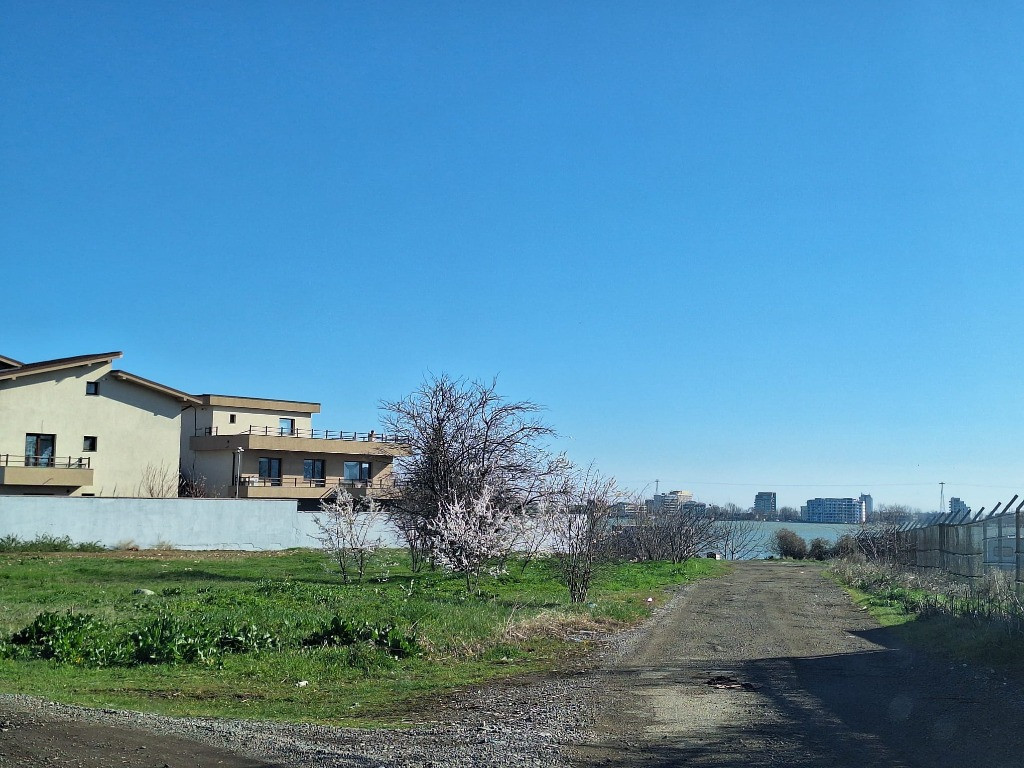 Teren de vanzare in Palazu Mare, primul rand la lac 1000mp