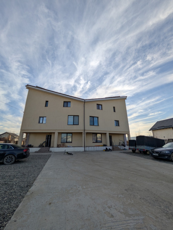 Apartament 4camere elegant, curte, parcare, loc de joacă