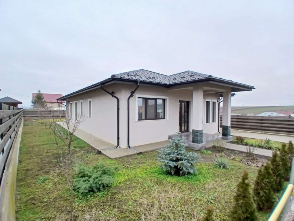 CASA MODERNA CU 4 CAMERE IN STIL MEDITERANIAN, LETCANI