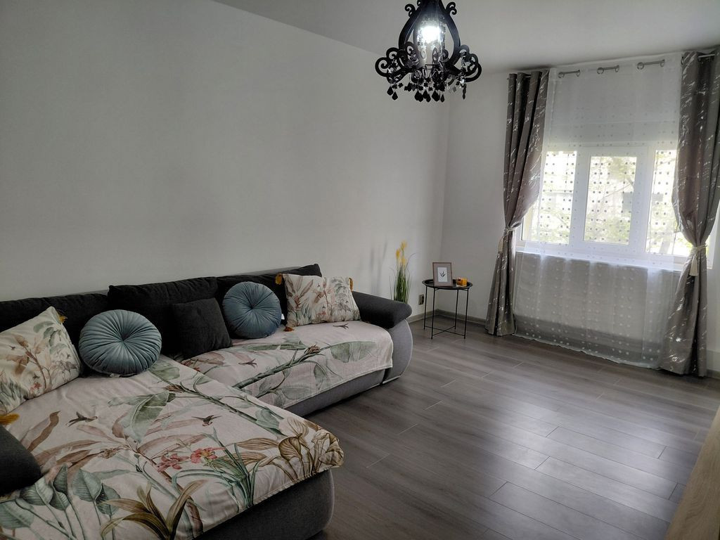 Apartament 2 dec,Maz 2,et 2,mobilat si utilat-400 euro /l