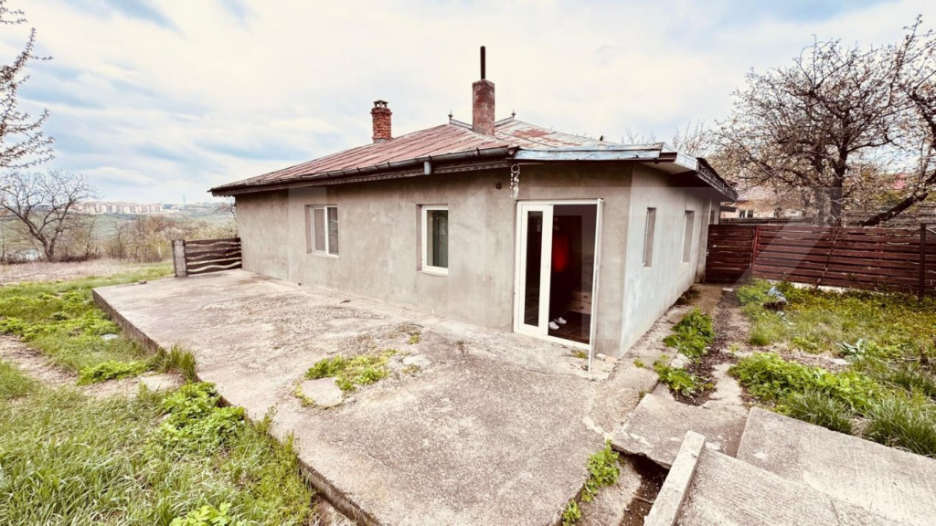 Vand casa batraneasca tip duplex în Valea Lupului