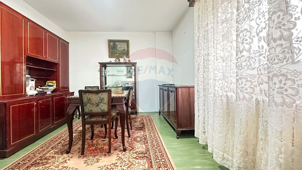 Apartament 3 camere de vanzare str Luica/P-ta Resita