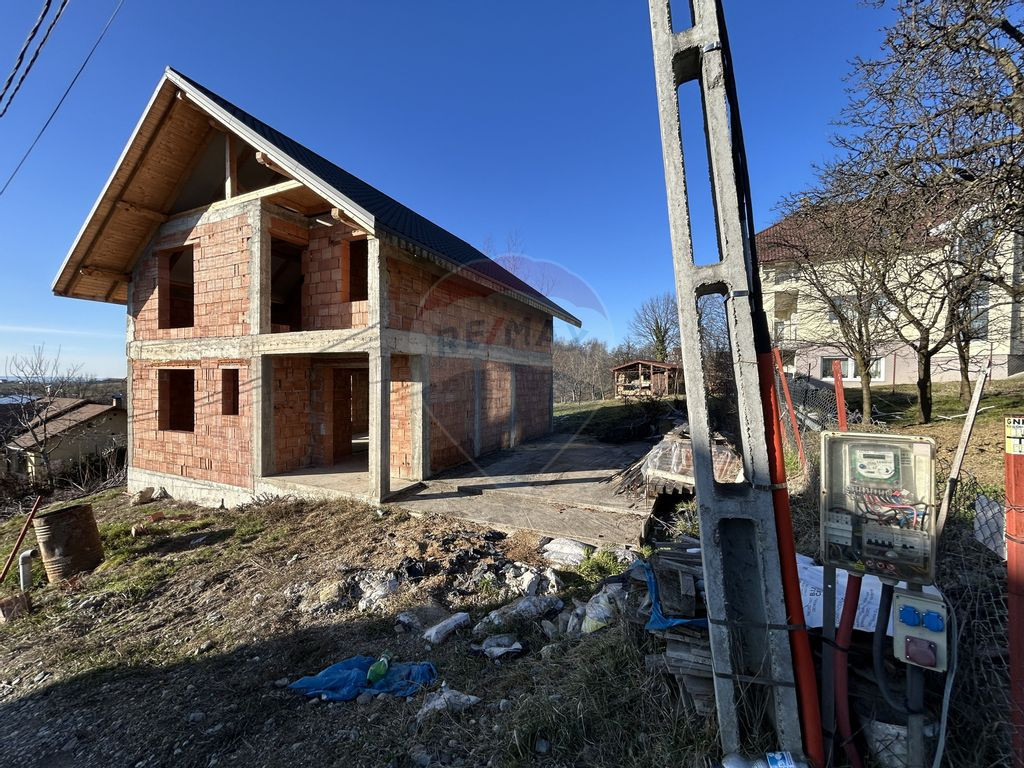 Casă cu 5 camere de vânzare