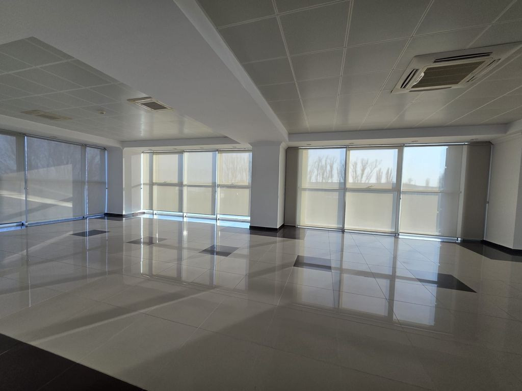 Splaiu Unirii teren 5000 mp Imobil S+P+5 Showroom, Clinic...