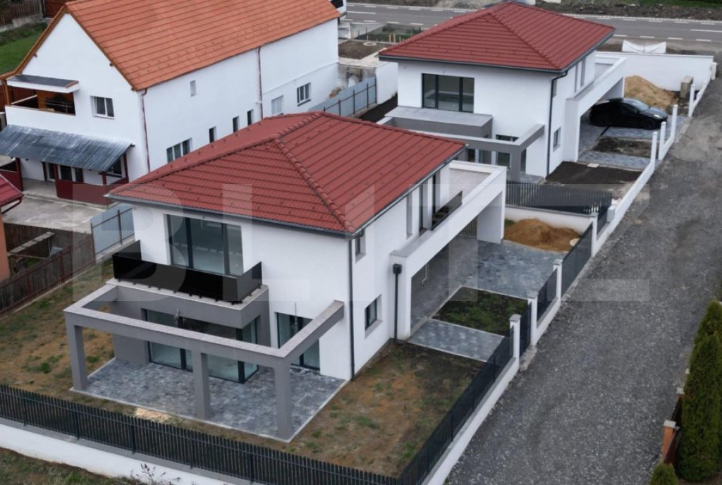 Casă individuală modernă, cu garaj, la intrare în Chinte