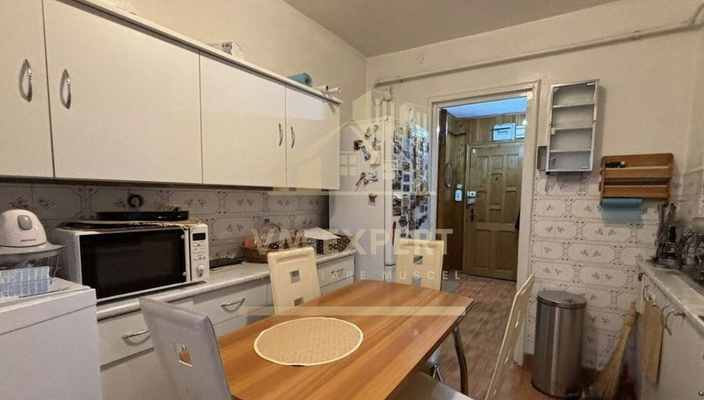 APARTAMENT 3 CAMERE ETAJ 1 CAMPULUNG COMISION 0 CUMPARATOR