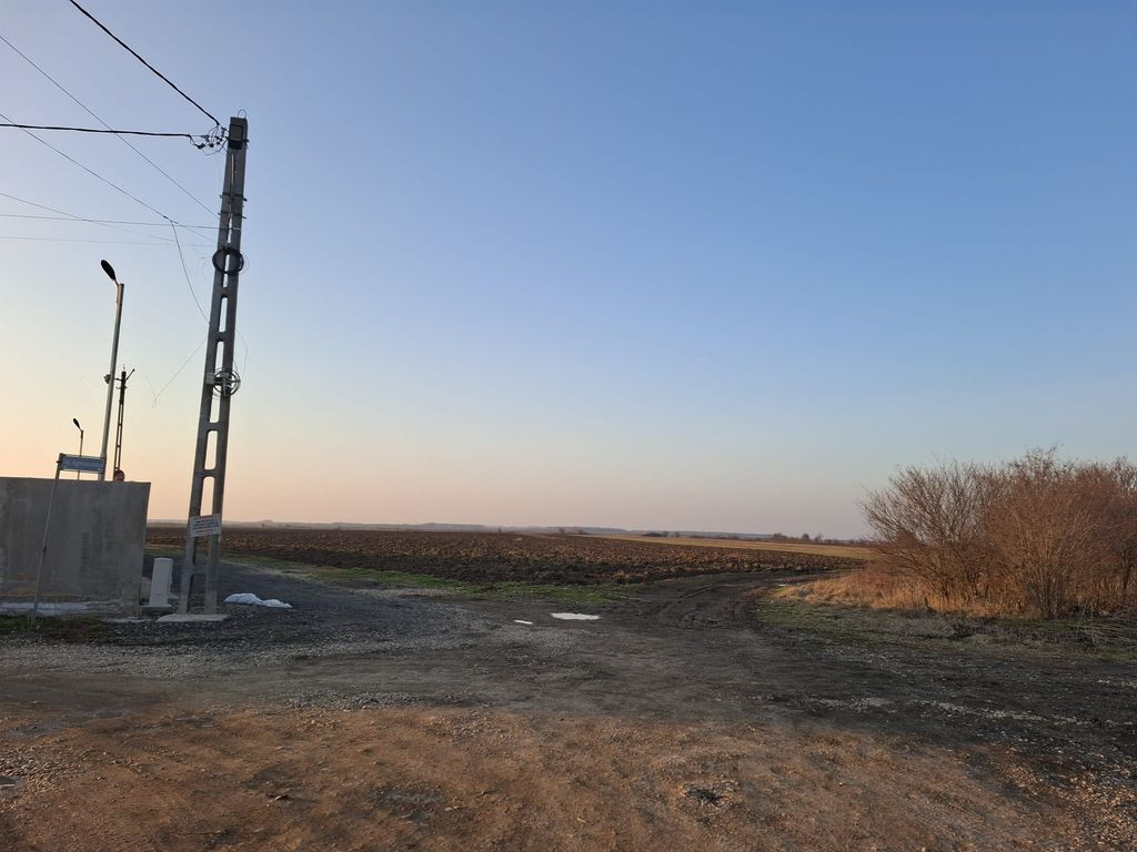 DARZA - CREVEDIA , TEREN INTRAVILAN 20.000 MP