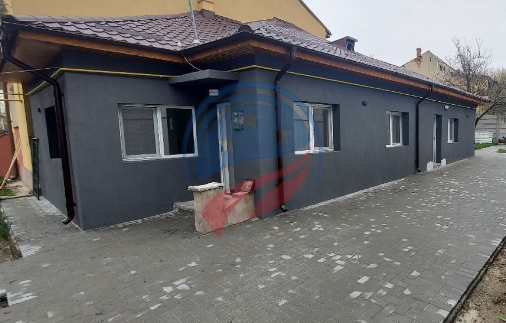 Casa cu 3 camere in zona Centrala