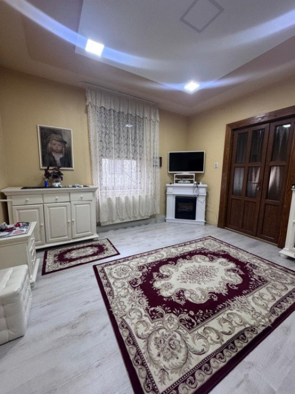 Casa zona centrala 300mp, 700mp teren, Radauti