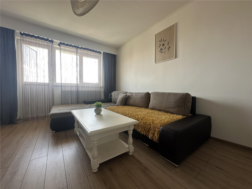 Apartament de - 3 camere, decomandat, in centrul orasului