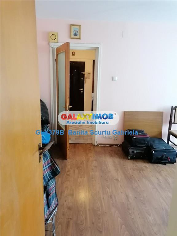 Apartament 3 camere ,etaj 4 , an1981, zona Chisinau