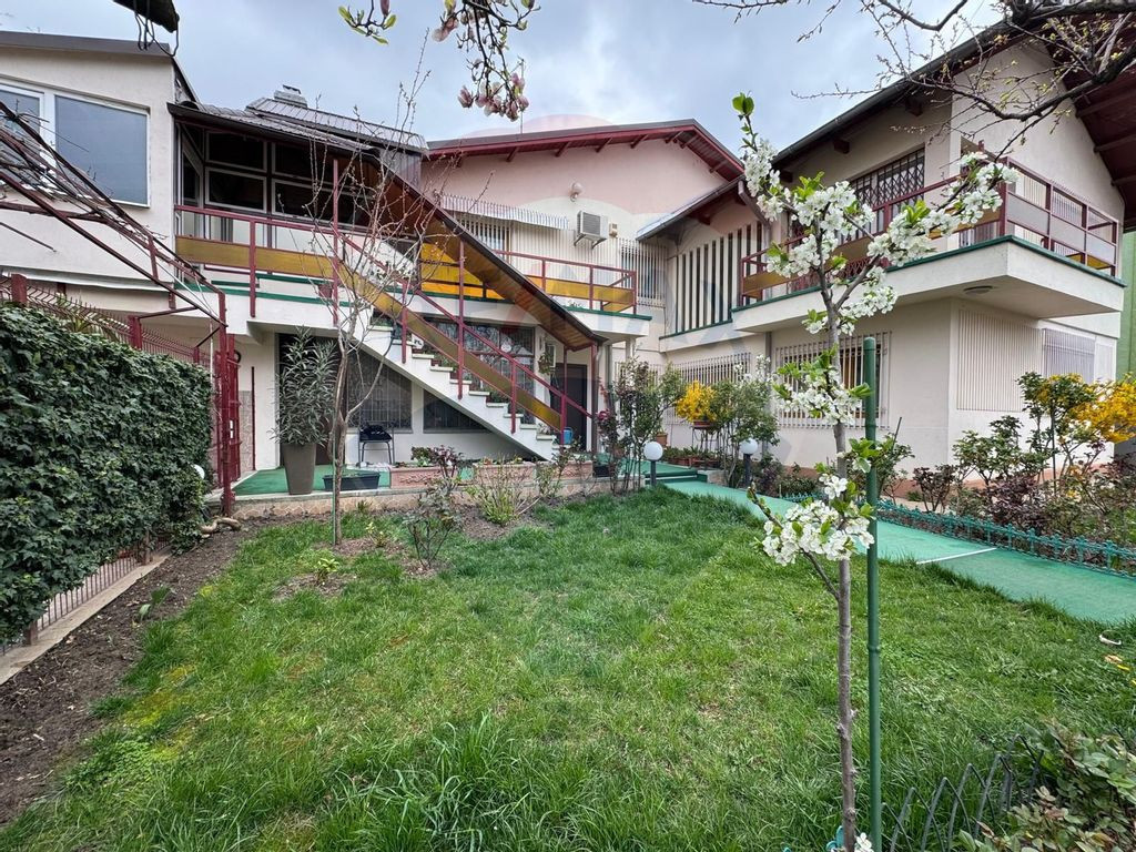 Casă / Vilă cu 8 camere de vânzare în zona Industriil...