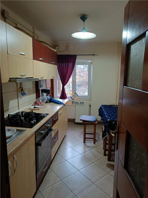 Apartament 3 camere decomandat cu vedere pe doua parti etaj