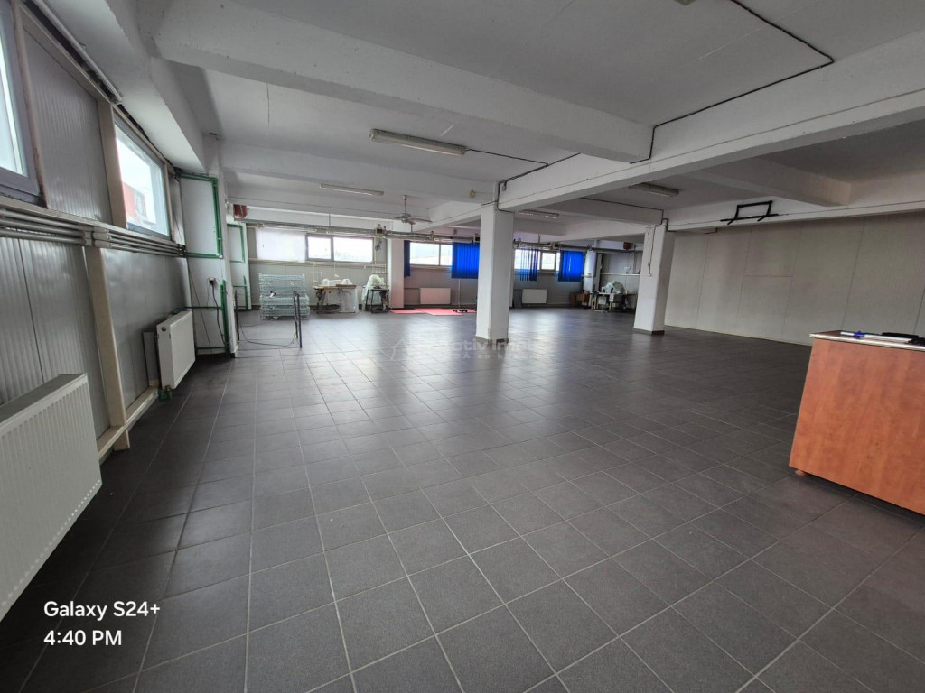 Spatiu comercial central 815 mp util