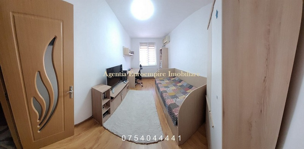 4 camere decomandat confort 1 de vanzare zona Far