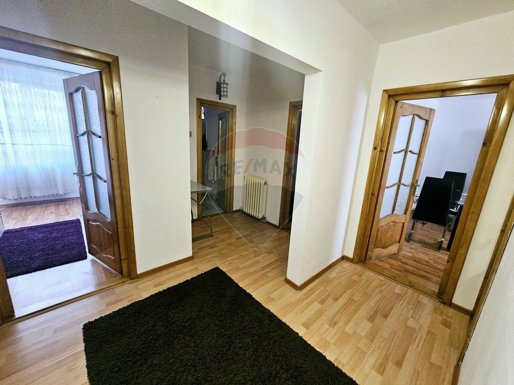 Apartament cu 3 camere de închiriat în zona Precista