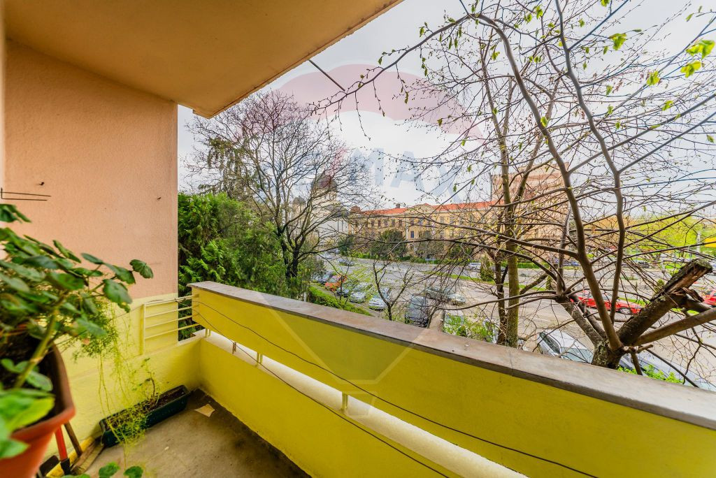 Apartament cu 3 camere la etajul 2 în zona Podgoria