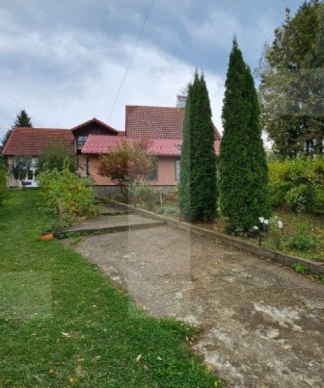 Casa de vanzare, cu 6 camere, 160 mp, zona Barcani