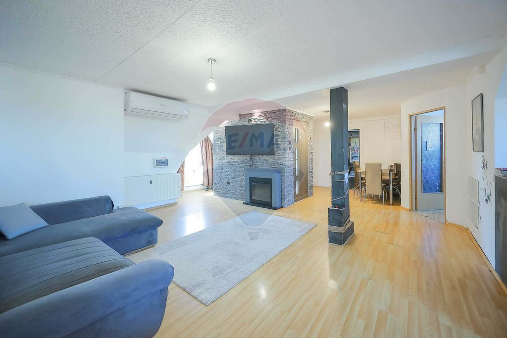 Apartament cu 4 camere de vânzare în zona Cantemir