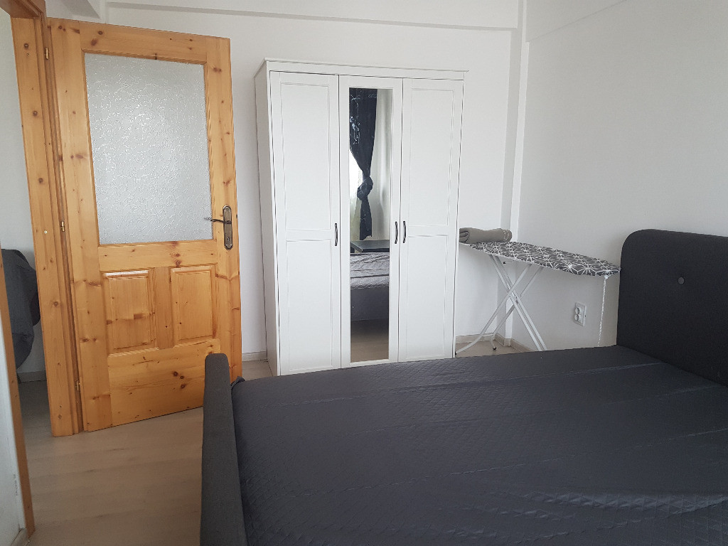 Apartament doua camere, moblat, utilat, scara curata, langa Prefectura