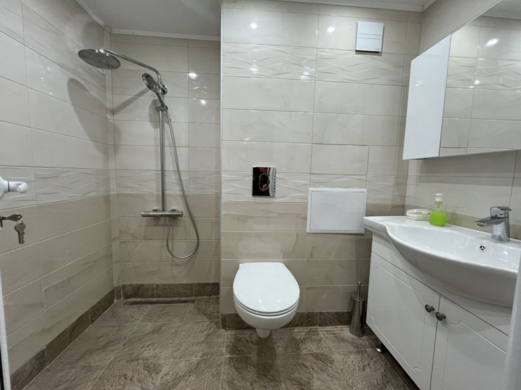 Spre vanzare 3 camere in zona Florilor