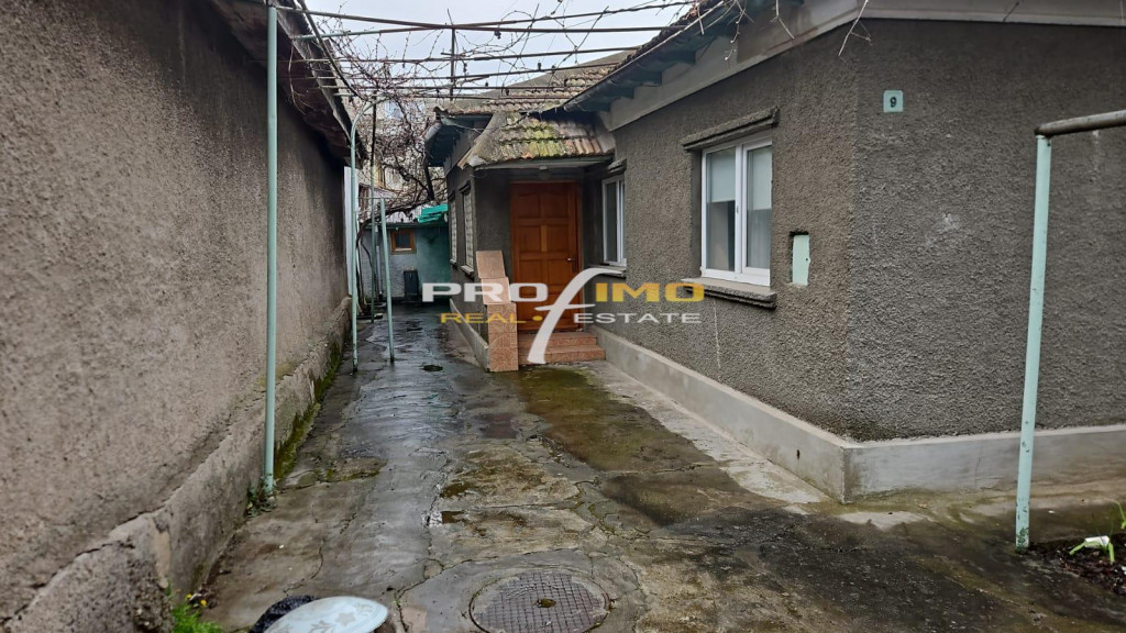 Stadion - teren 187mp.D=8m. cu casa chirpici 80mp.