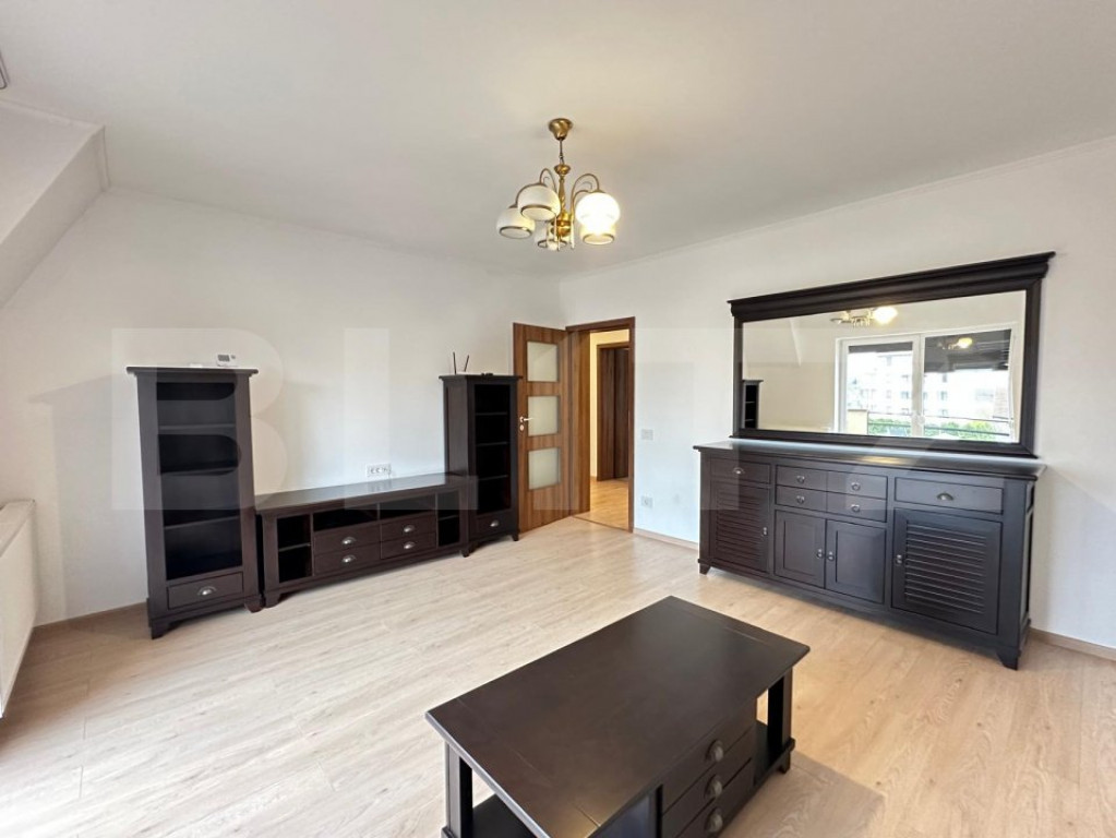 Apartament spatios de vanzare, cu 3 camere, 74 mp, zona Trac