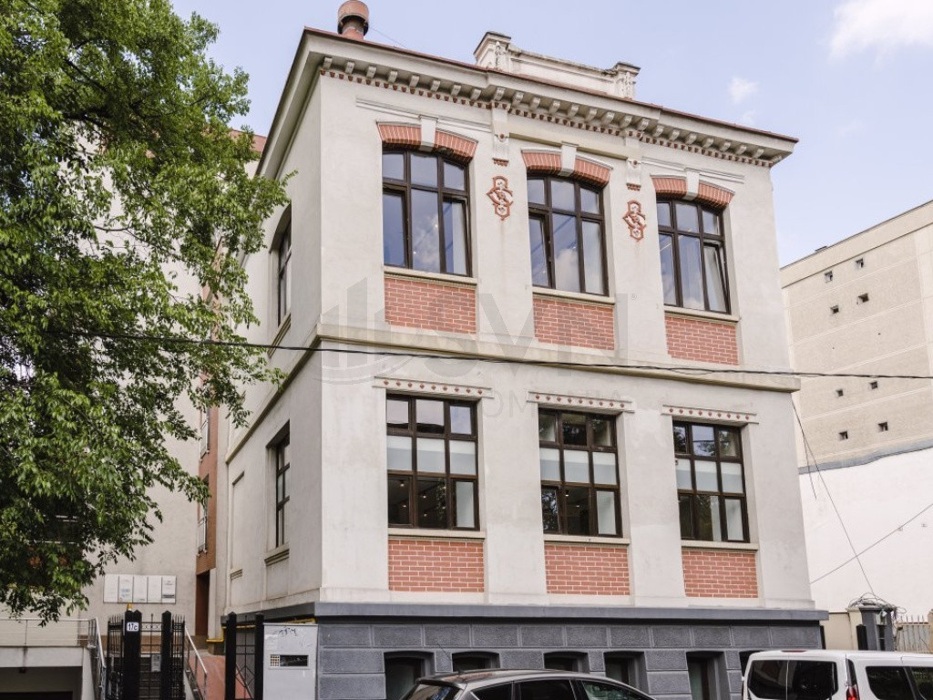 Vila l Piata Victoriei l 3 locuri de parcare l 3 boxe