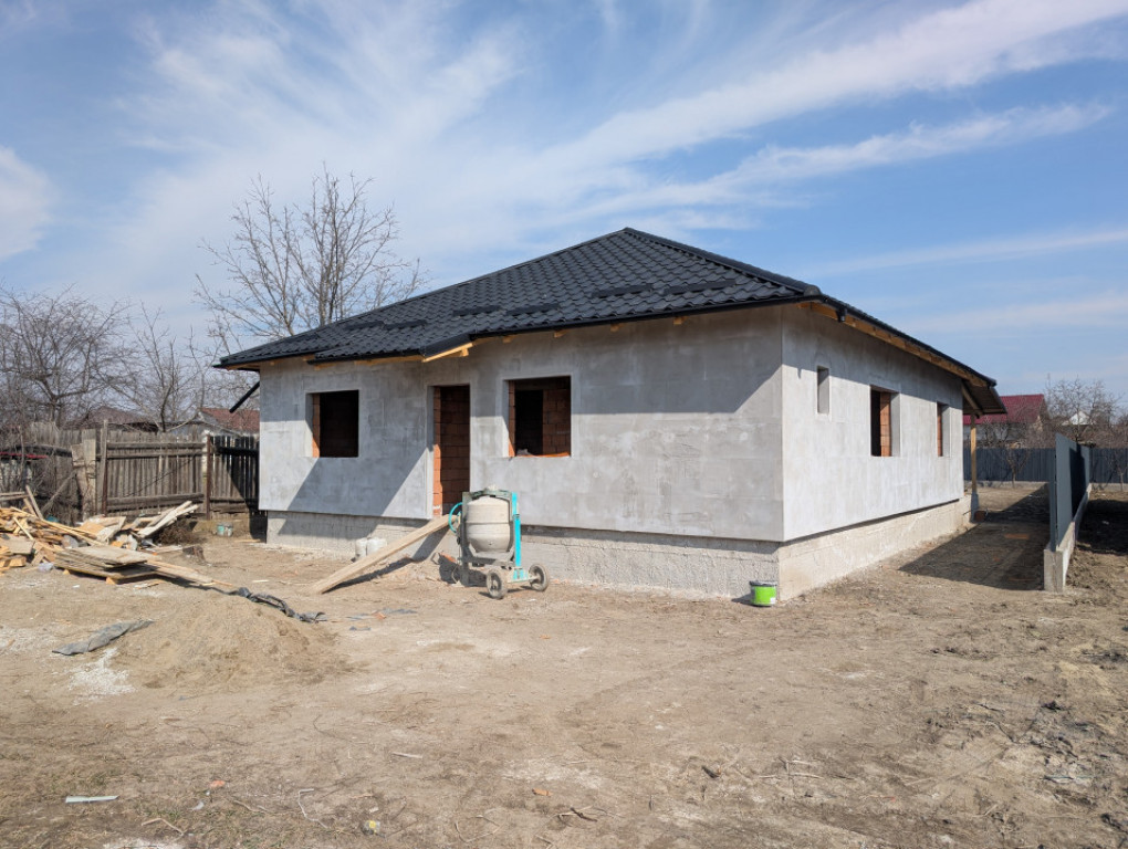 Casa 3 dormitoare , 2 bai , canalizare, apa, gaz. Lilieci