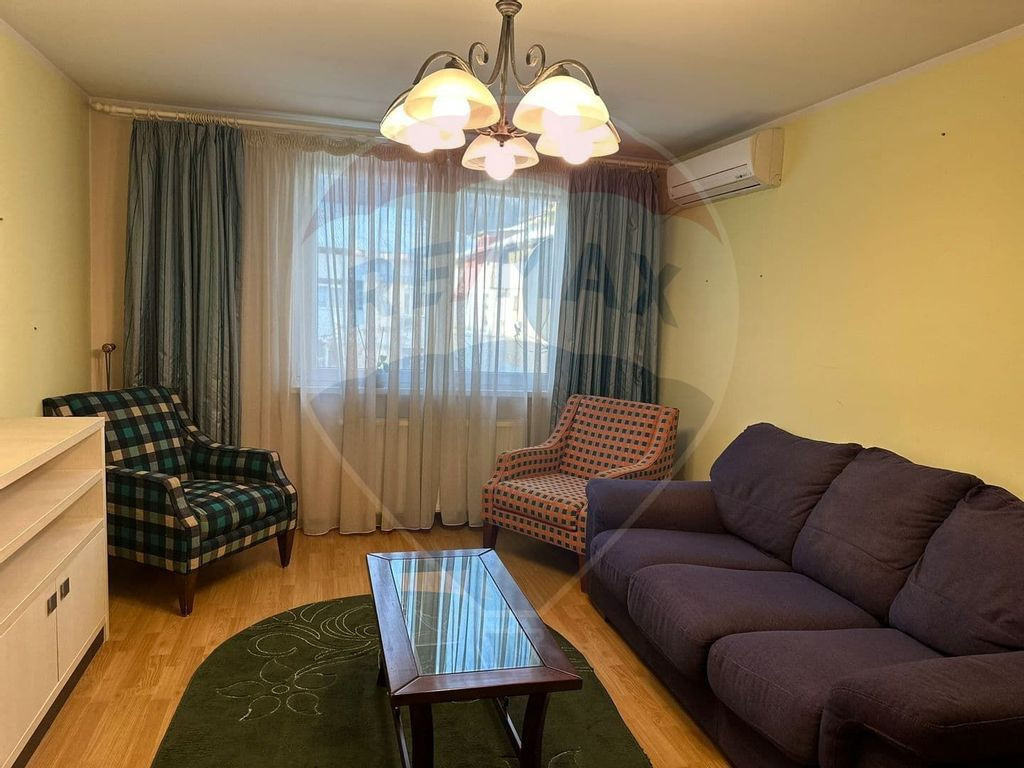 Apartament 3 camere de închiriat zona Centru