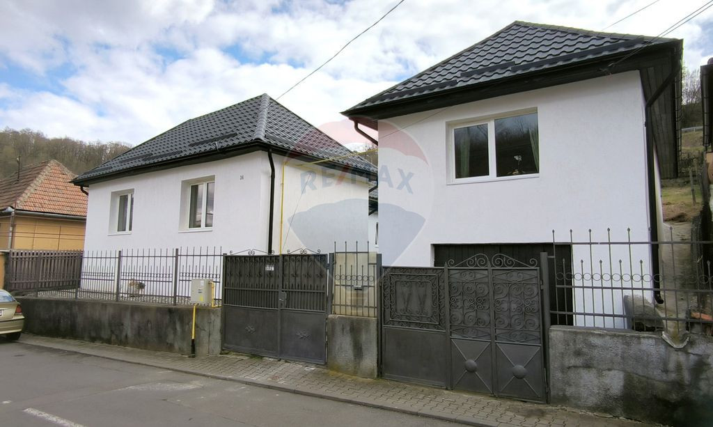 Casă complet renovată cu două unități locative – M...