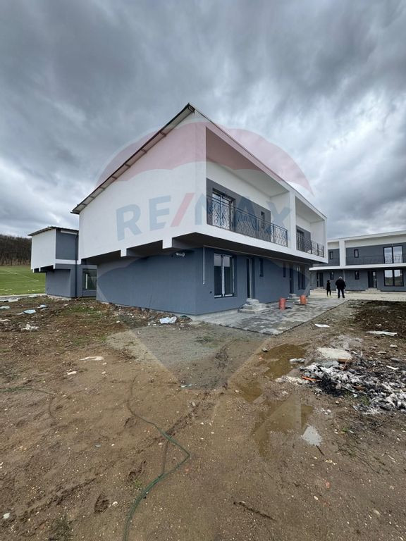 Casă / Vilă cu 4 camere de vânzare